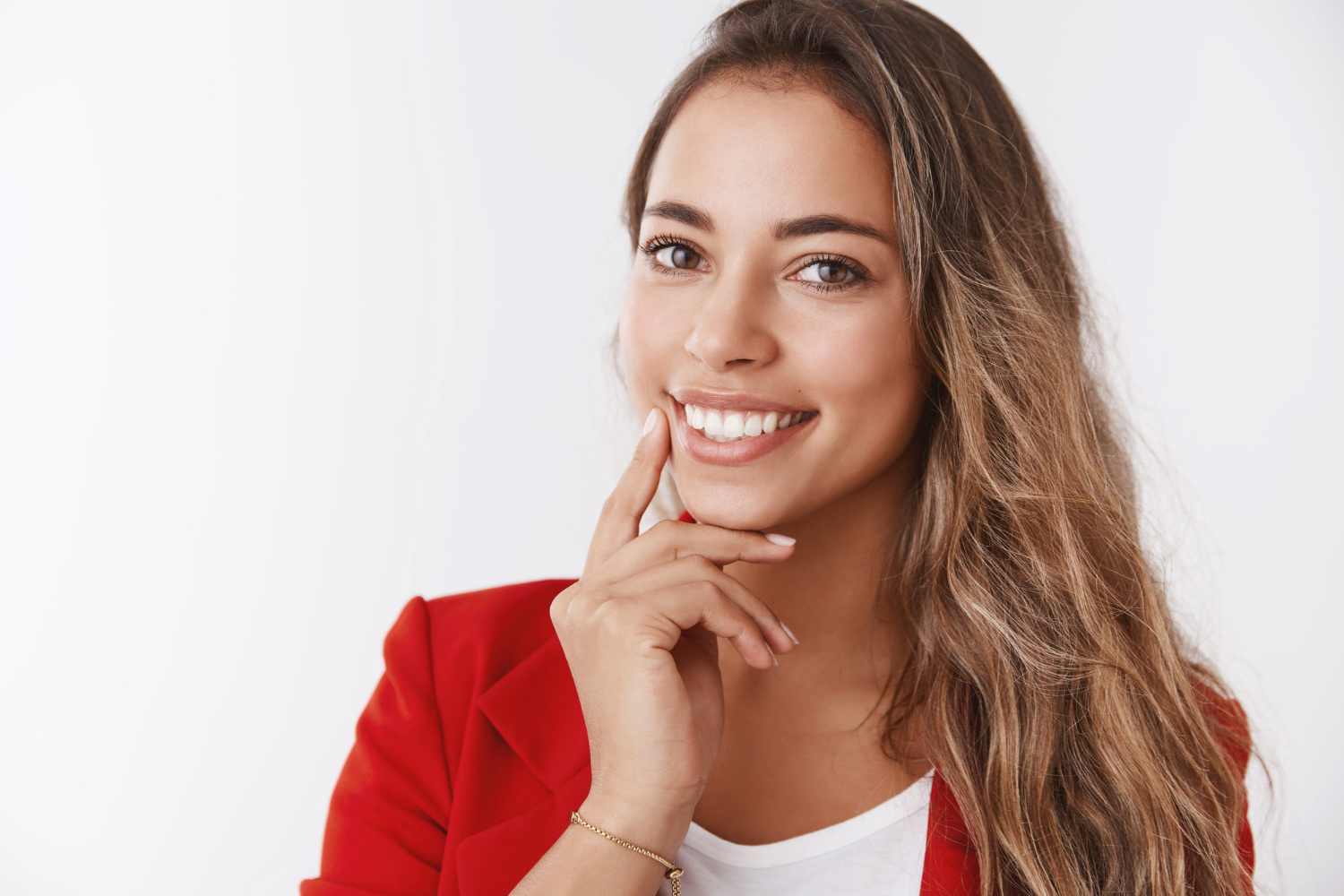 Mulher sorridente com dentes brancos e saudáveis na Clínica Perrella Odontologia. Ideal para pacientes que buscam implante dentário mesmo fumantes ou diabéticos.