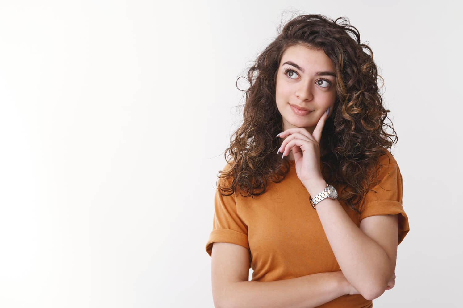 Mulher jovem de cabelos cacheados com expressão pensativa, refletindo sobre o esquecimento do Invisalign na Clínica Perrella em São Caetano do Sul.