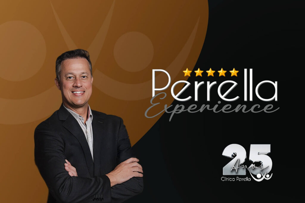 Dentista sorrindo ao lado do selo Perrella Experience para avaliação odontológica na Clínica Perrella em São Caetano do Sul.
